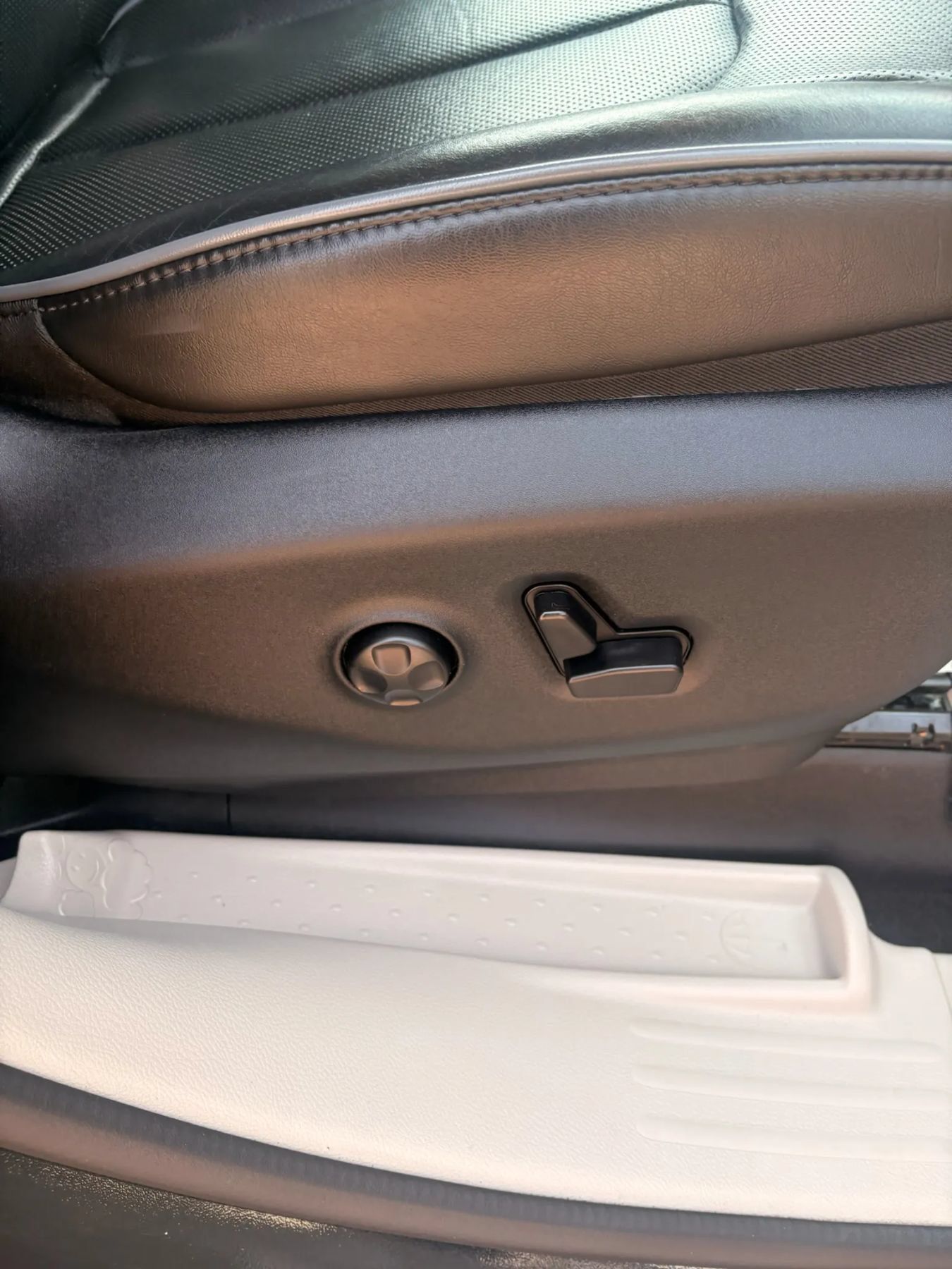 Used 2017 Chrysler Pacifica Limited w/ Advanced Safetytec Group FWD image 34