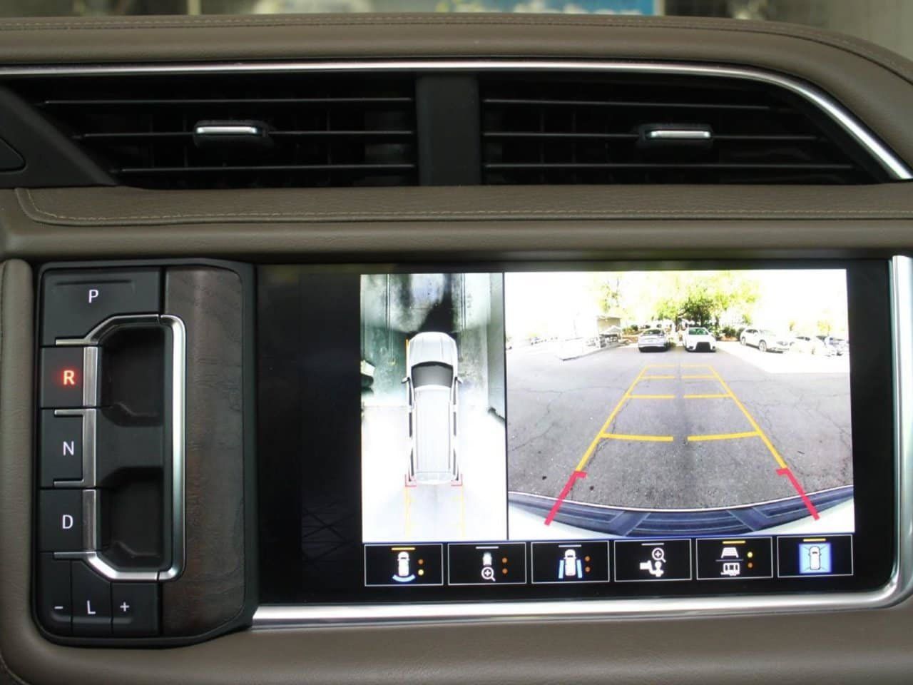 Used 2022 GMC Yukon Denali w/ Denali Premium Package AWD/4WD image 24