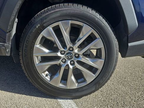 Used 2020 Toyota RAV4 XLE Premium image 33