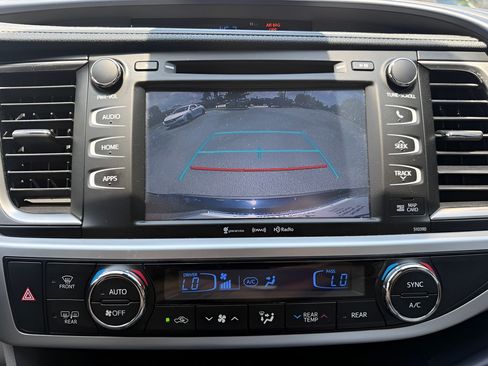 Used 2019 Toyota Highlander XLE FWD image 19