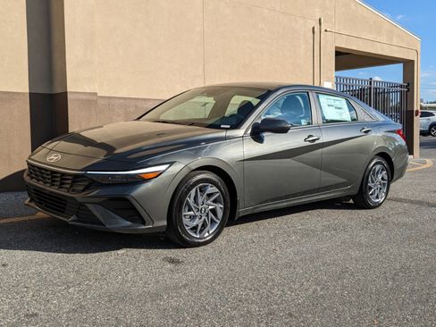 New 2025 Hyundai Elantra Sport image 9