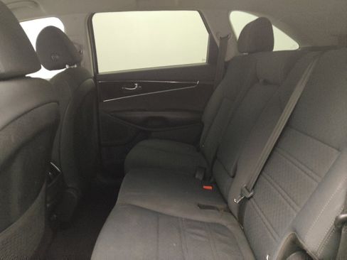 Used 2019 Kia Sorento LX image 18