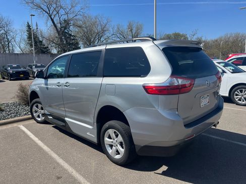 Used 2015 Toyota Sienna LE FWD image 4