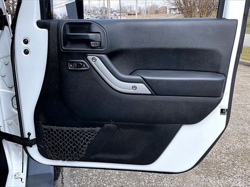 Used 2018 Jeep Wrangler Unlimited Sahara w/ Connectivity Group image 25