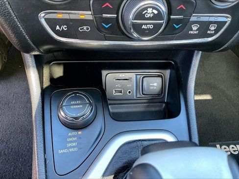 Used 2014 Jeep Cherokee Limited AWD/4WD image 12