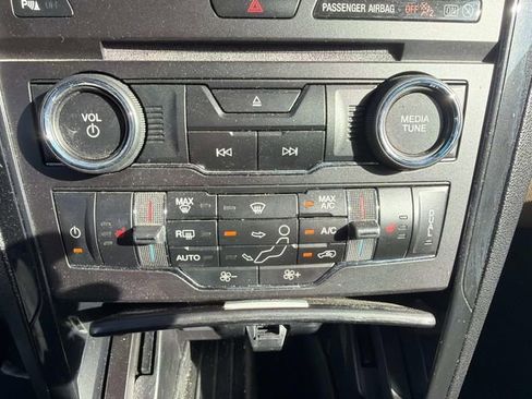 Used 2025 Volkswagen Taos SEL image 28