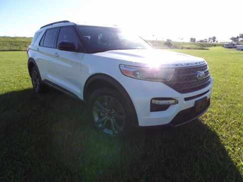Used 2023 Ford Explorer XLT w/ Equipment Group 202A AWD/4WD image 4