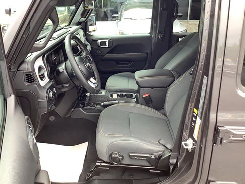 Certified 2025 Jeep Wrangler Unlimited Sahara w/ Safety Group AWD/4WD image 9