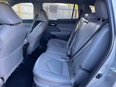 Used 2022 Toyota Highlander XLE image 19