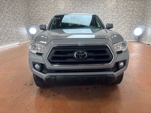 Used 2020 Toyota Tacoma SR5 AWD/4WD image 2