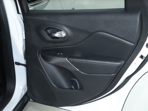 Used 2019 Jeep Cherokee Limited image 31