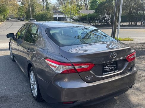 Used 2018 Toyota Camry LE FWD image 3
