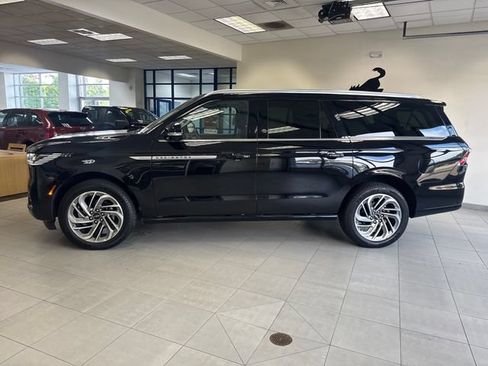 Used 2025 Lincoln Navigator L Reserve AWD/4WD image 4