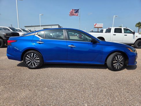 Used 2025 Nissan Altima 2.5 SV FWD image 9