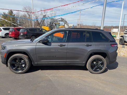Used 2024 Jeep Grand Cherokee Limited w/ Black Appearance Package image 3