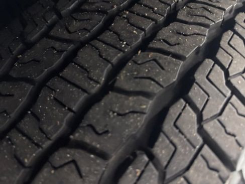 Used 2025 Chevrolet Suburban Z71 w/ Comfort Package image 39