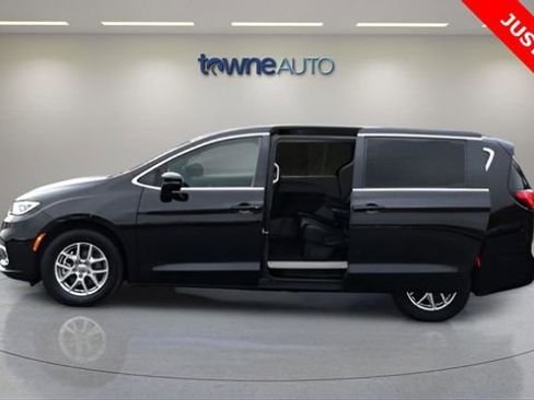 Used 2024 Chrysler Pacifica Touring-L image 3