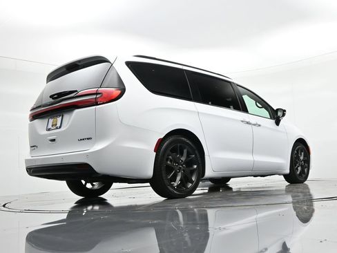 Used 2025 Chrysler Pacifica Limited image 33