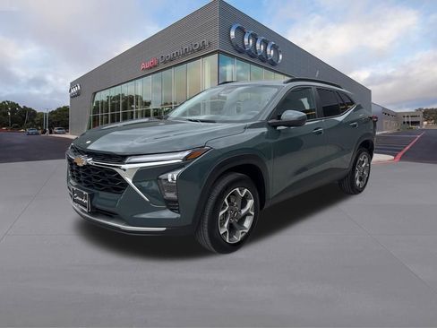 Used 2025 Chevrolet Trax LT image 1