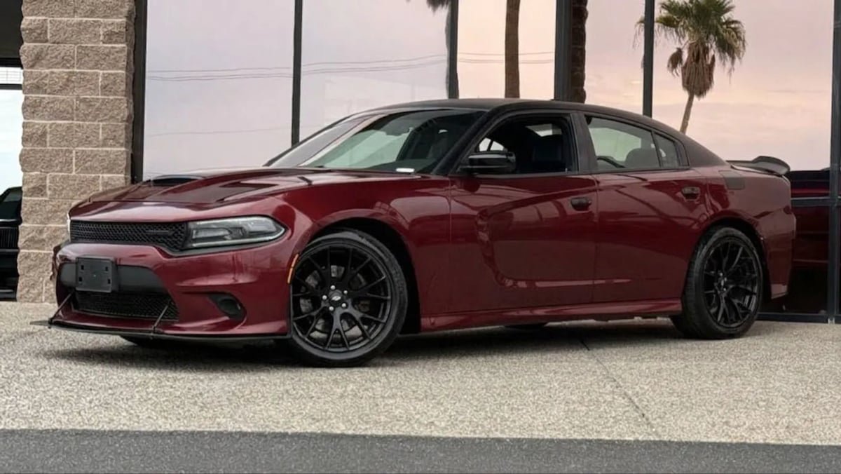 Used 2019 Dodge Charger R/T w/ Blacktop Package RWD image 3
