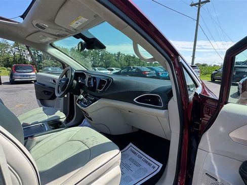 Used 2018 Chrysler Pacifica Limited w/ Advanced Safetytec Group FWD image 40
