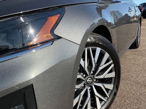 Used 2025 Nissan Altima 2.5 SV FWD image 9