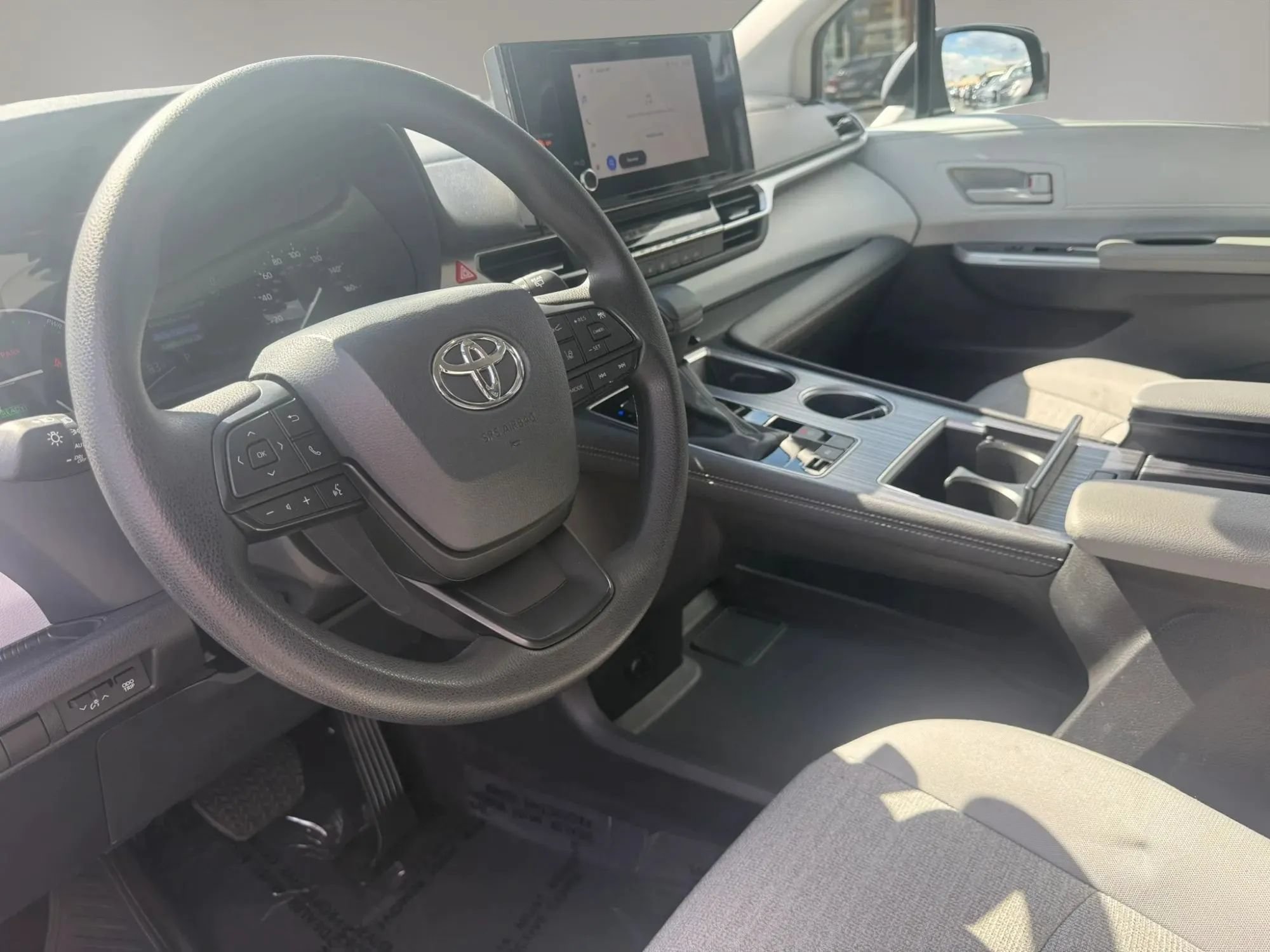 Used 2025 Toyota Sienna LE FWD image 9