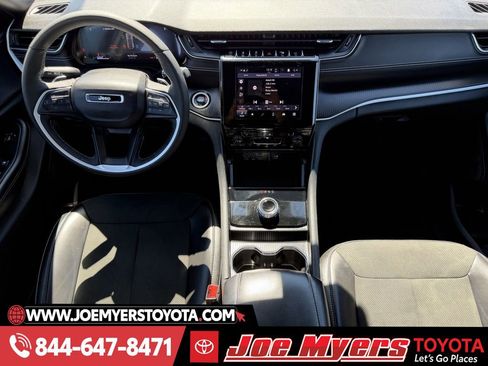 Used 2025 Jeep Grand Cherokee Altitude image 13