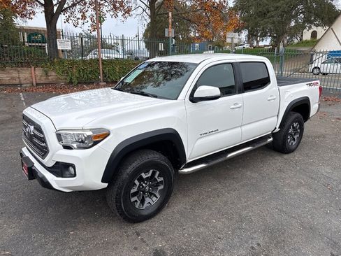 Used 2017 Toyota Tacoma TRD Off-Road image 14