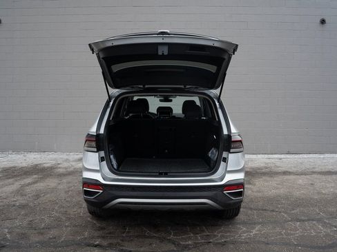 New 2026 Volkswagen Taos SE image 6