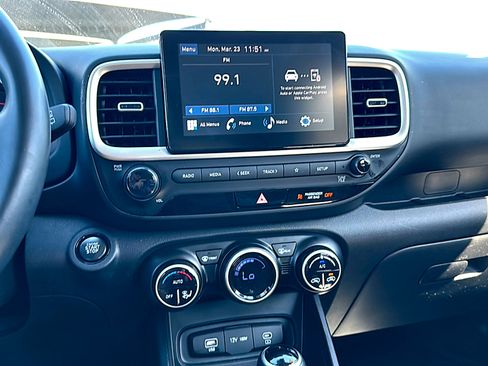 Used 2025 Hyundai Venue SEL image 32