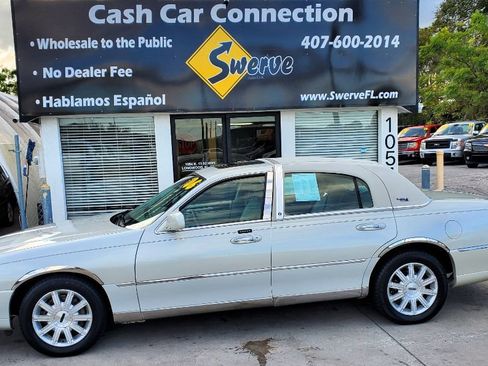 Used 2006 Lincoln Town Car Signature Limited image 10