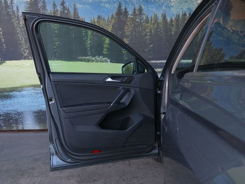 Used 2018 Volkswagen Tiguan SE image 9