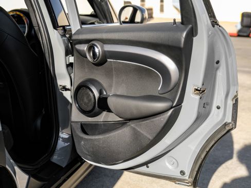 Used 2022 MINI Cooper 4-Door Hardtop w/ Signature Upholstery Package image 43