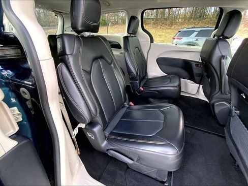 Used 2024 Chrysler Pacifica Touring-L image 22