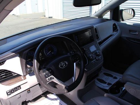 Used 2016 Toyota Sienna XLE w/ XLE Navigation Package FWD image 22