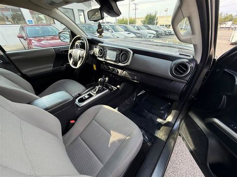 Used 2018 Toyota Tacoma SR5 AWD/4WD image 27