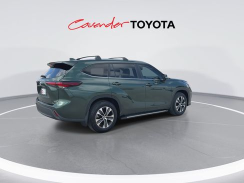 Certified 2024 Toyota Highlander XLE FWD image 8