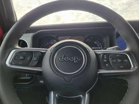 Used 2025 Jeep Wrangler Unlimited Sahara w/ Safety Group AWD/4WD image 8