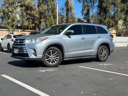 Certified 2018 Toyota Highlander XLE image 1