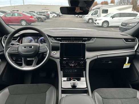 New 2025 Jeep Grand Cherokee Altitude image 9