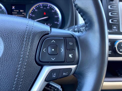 Used 2019 Toyota Highlander Limited FWD image 25