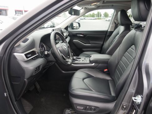 Used 2024 Toyota Highlander XLE image 16