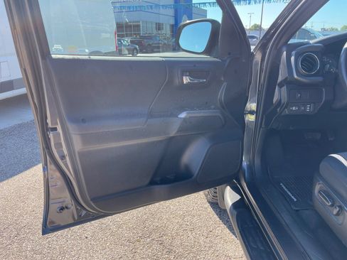 Used 2021 Toyota Tacoma TRD Off-Road AWD/4WD image 11