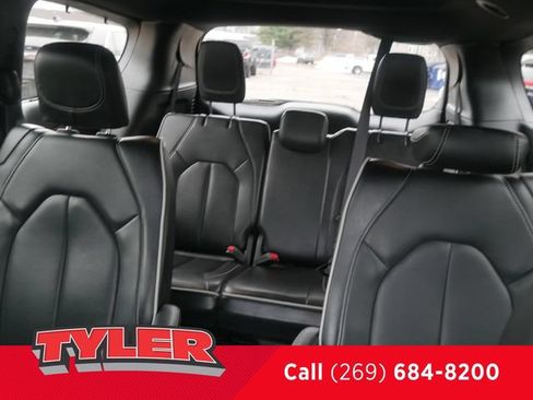 Used 2025 Chrysler Pacifica Limited FWD image 38