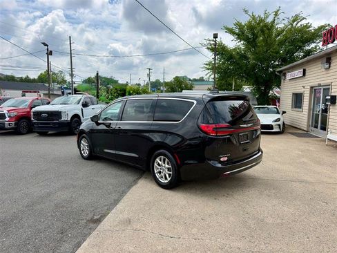 Used 2024 Chrysler Pacifica Touring-L FWD image 2