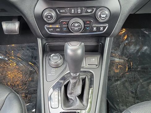 Used 2019 Jeep Cherokee Limited AWD/4WD image 24