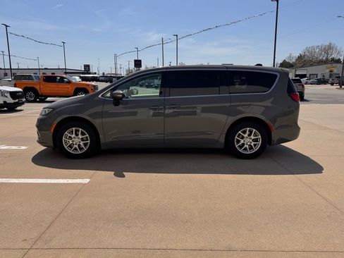 Used 2023 Chrysler Pacifica Touring-L image 6