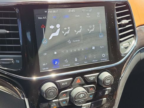 Used 2020 Jeep Grand Cherokee Overland AWD/4WD image 34