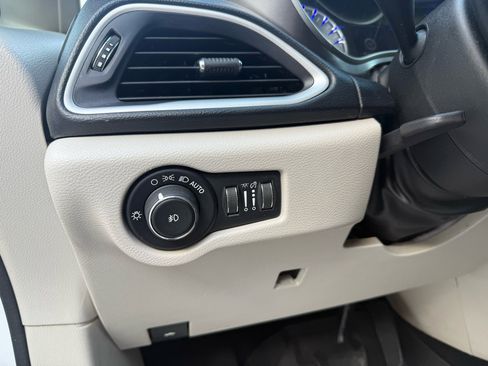 Used 2020 Chrysler Pacifica Touring-L image 17